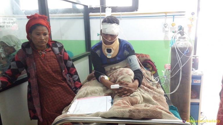 जिप दुर्घटनाका घाइतेलाई थप उपचारका लागि काठमाडौं लगियो