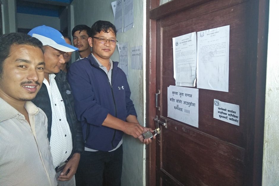 अनियमितता गरेको आरोपमा गाउँपालिका कार्यालय तालाबन्दी