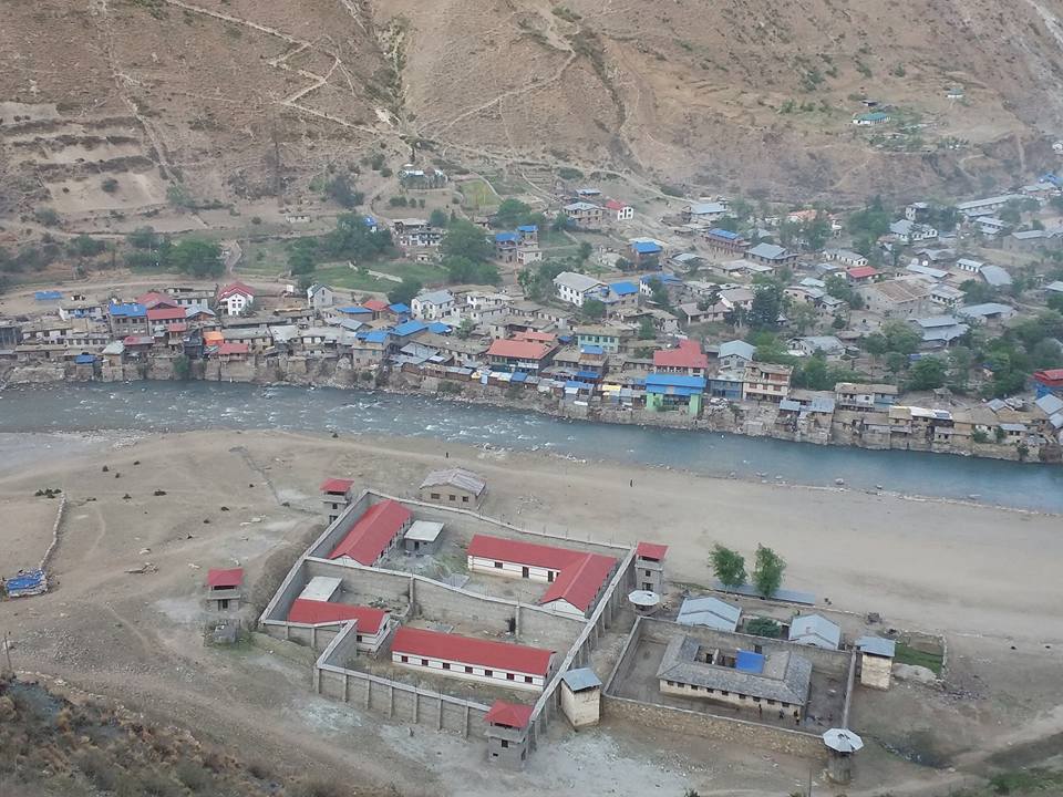 विद्यार्थीलाई झोला वितरण