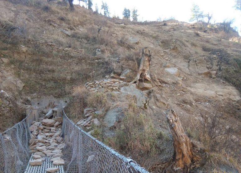 सडकको पहिरो नपन्छाउदा स्थानीयलाई सास्ती
