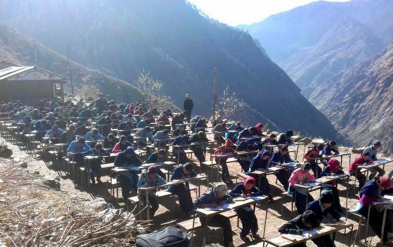 चिसोे छल्न घाम खोज्दै खुला ठाउँमा पठनपाठन