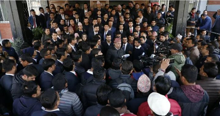 सिंहदरबार छिर्न खोज्ने अधिकृतहरुको परिचयपत्र खोसियो