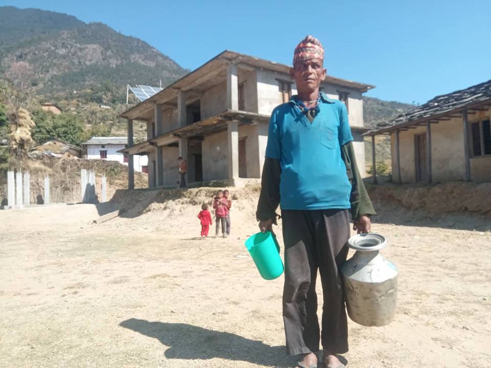 कार्यालय सहयोगीले पढाउँछन् विद्यार्थी