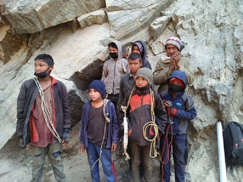 स्कुल ‘बंक’ गरेर भारी बोक्न बजार पुग्छन्