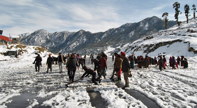 विमानस्थल खुलाउन हिउँ फाल्दै जनप्रतिनिधी