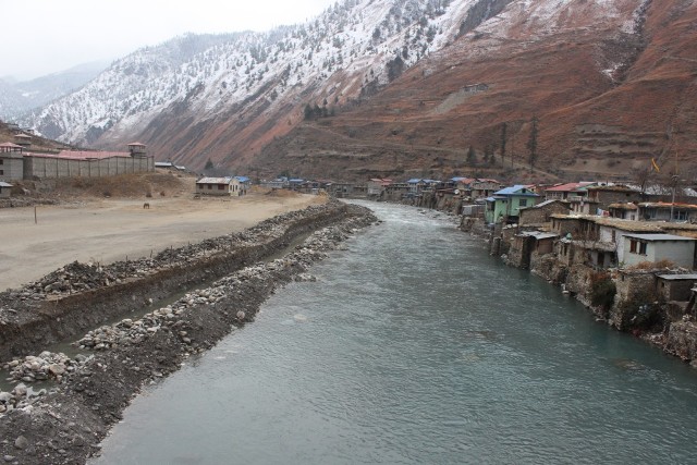 ठेकेदारको स्वार्थका कारण दुनै बजार थप जोखिममा