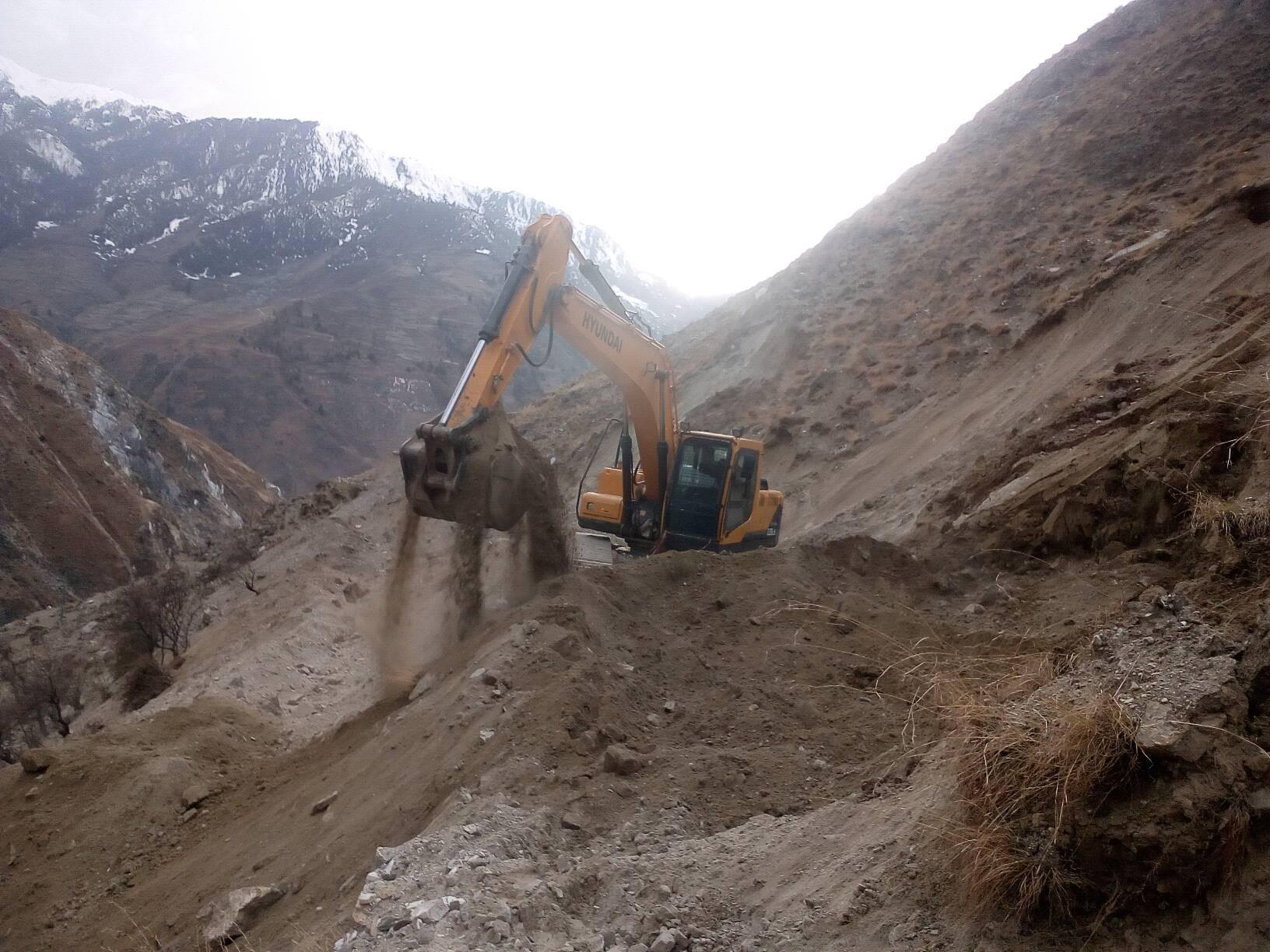 डोल्पालाई चिनाउने ,डोल्पाली नेताकै काधमा