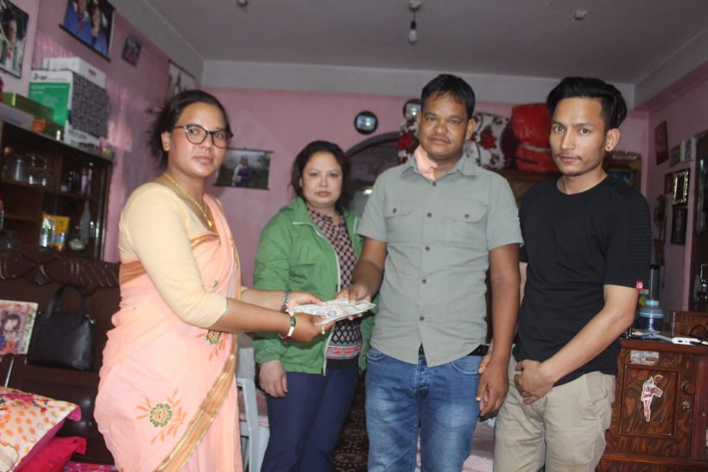 मल्लको उपचारका लागि मलेसियमा रहेका नेपालीबाट रु ५५ हजार १०५ रुपैया हस्तान्तरण