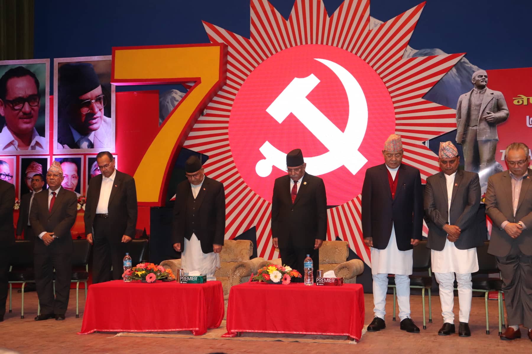 प्रज्ञाभवनमा माधव नेपालको आधा घण्टा, जिल्ला नेतृत्वको सूची बोकेर किन बाहिरिए ?