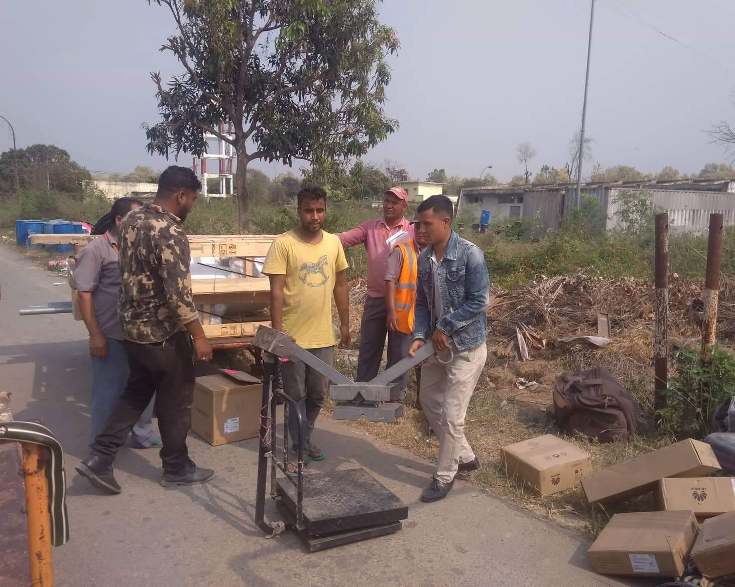 मोबाइल टावरको आवश्यक सामग्रीसहित डोल्पा पुगे विद्यार्थी