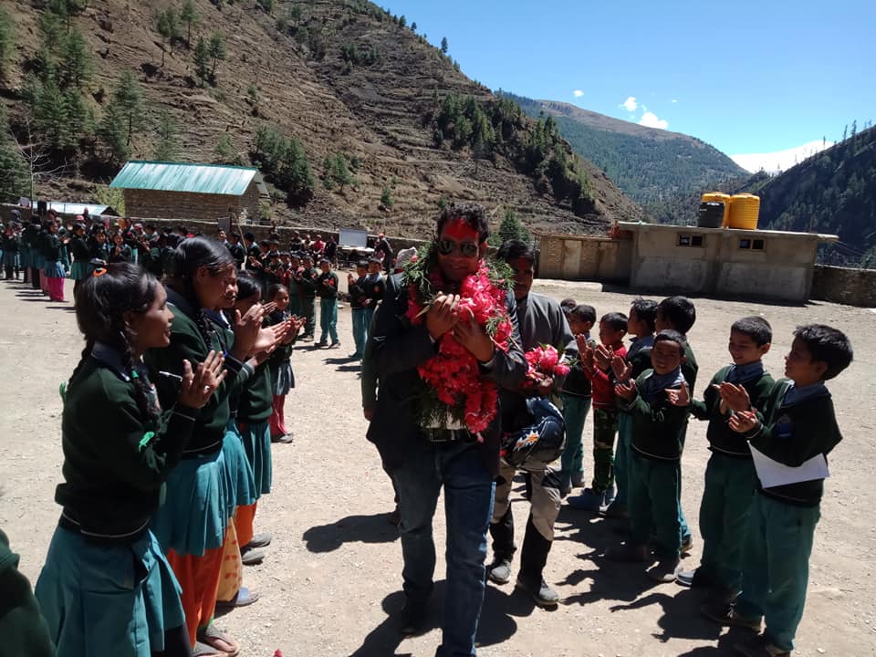 नयाँ शिक्षकलाई विद्यालयमा बाजागाजा सहित स्वागत