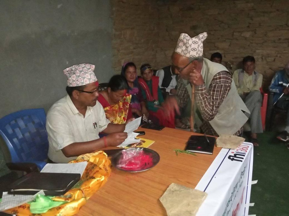 जनप्रतिनिधीलाई गुनासो सुनाउन : लट्ठी टिकेरै स्थानीय