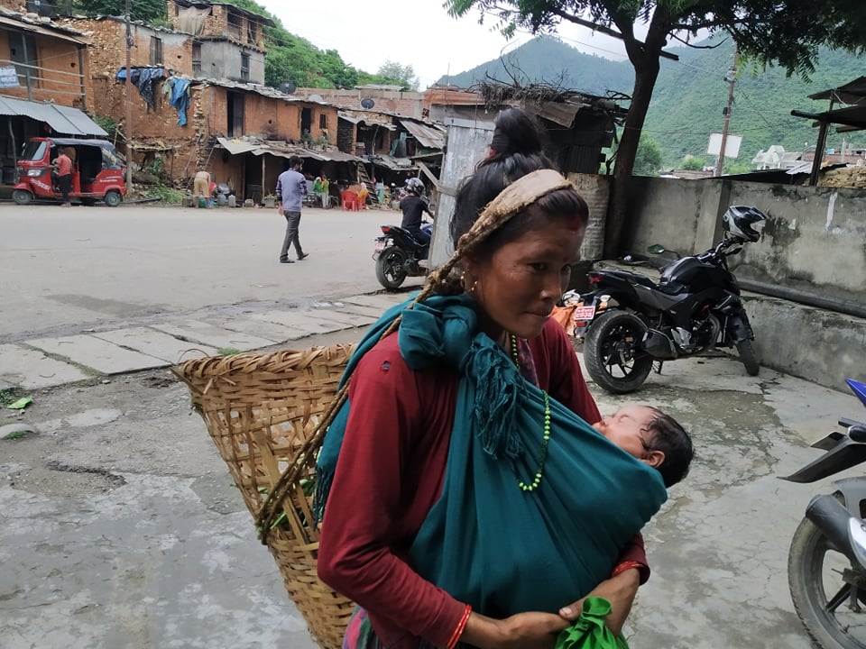 एक महिनाको छोरी च्यापेर, आमा तरकारी बेच्दै