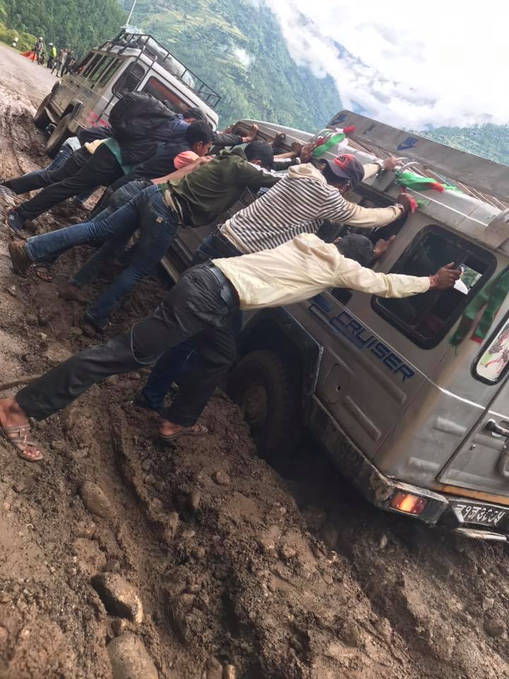 यात्रुको सहारामा गाडी,सडक स्तरउन्नती नहुँदा हिउँदमा धूलो, वर्षामा हिलो