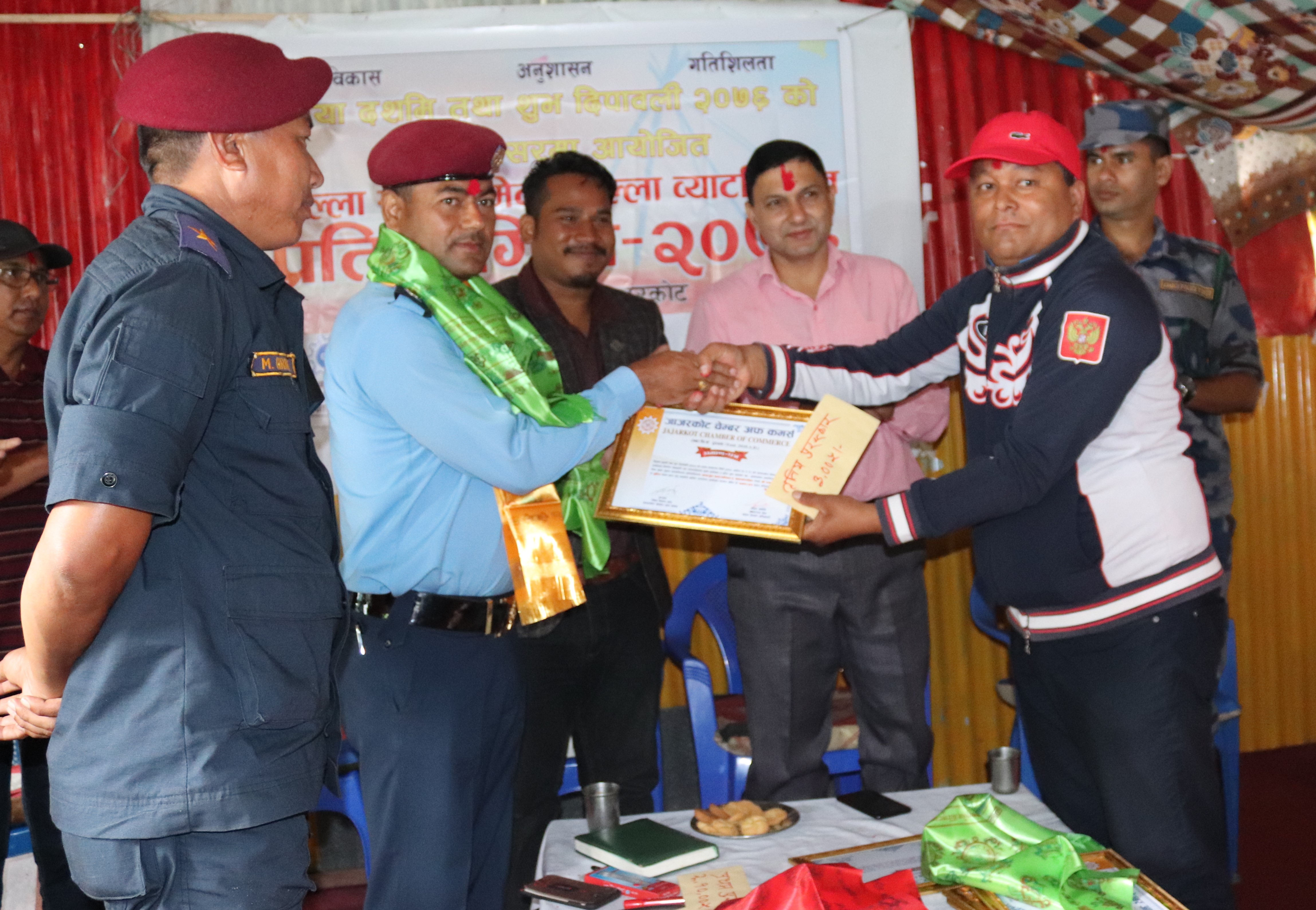 व्याडमिण्टन प्रतियोगिलाई परस्कार