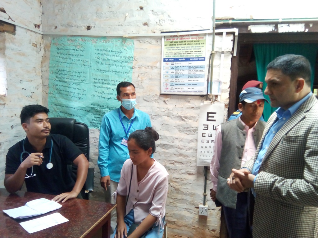  अनुगमनमा  गएका पजिअ  संग ,डाक्टरले पोखे गुनासै गुनासो