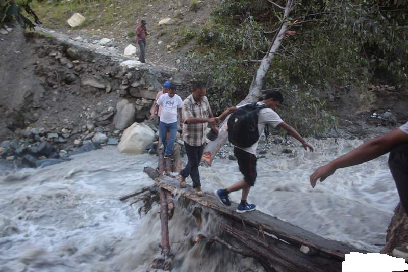 बाढीले पुल बगाउँदा आवतजावतमा समस्या