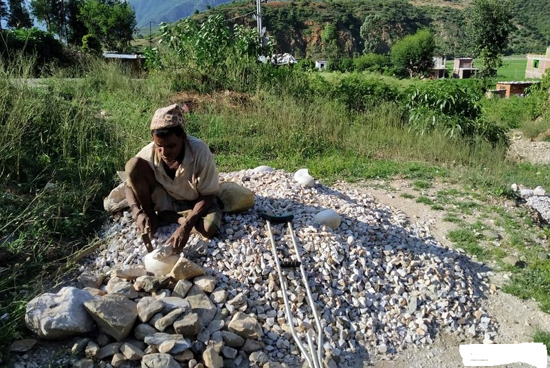 गिट्टी कुटेर गुजारा चलाउँदै अपांगता भएका जीवन