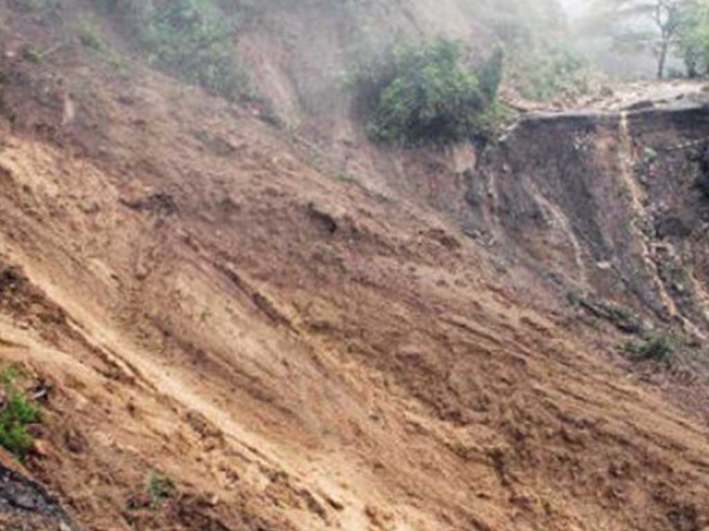 रोल्पाको थबाङमा पहिरोले घर पुर्दा ६ जना पुरिए, २ को शव निकालियो