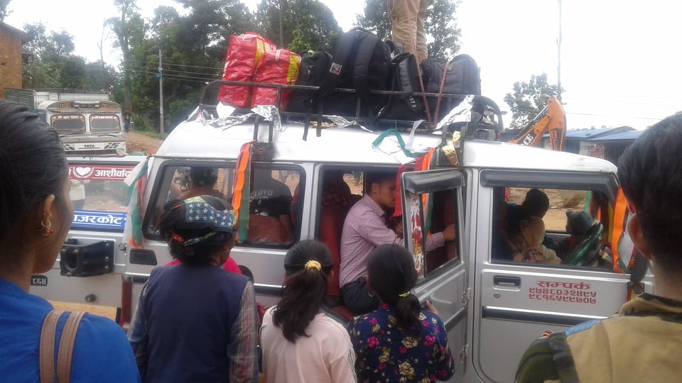 क्षमता भन्दा यात्रु बढि, ट्राफिक र प्रहरी मुखदर्शक 