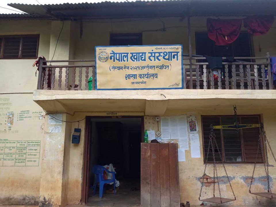 सेवाग्राही  रित्तै फर्किन्छन्  ः कार्यालय भन्छ चामल टन्नै