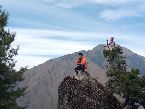 फोन गर्न अग्ला डाँडा र  हिमाल चढ्नुपर्ने ,    धोका दियो  चिनियाँ स्याटलाइटले