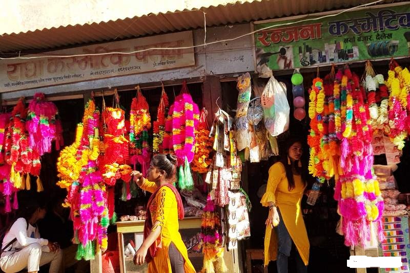 देखिन छाड्यो सयपत्री, प्लास्टिकका मालाले झिलीमिली बजार