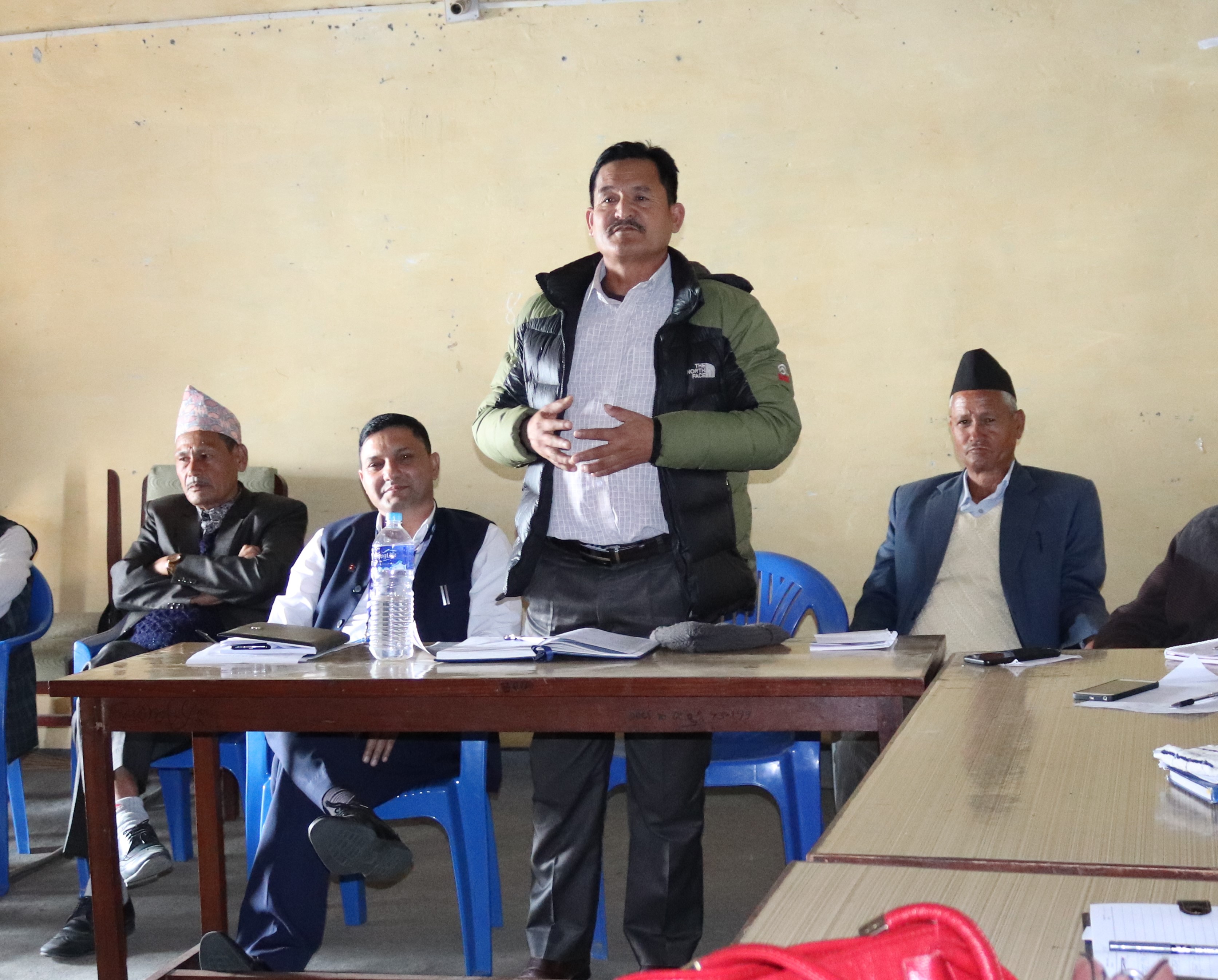 जनप्रतिनिधि र टावर निर्माण नगर्ने कम्पनीका अधिकारी बीच घम्साघम्सी