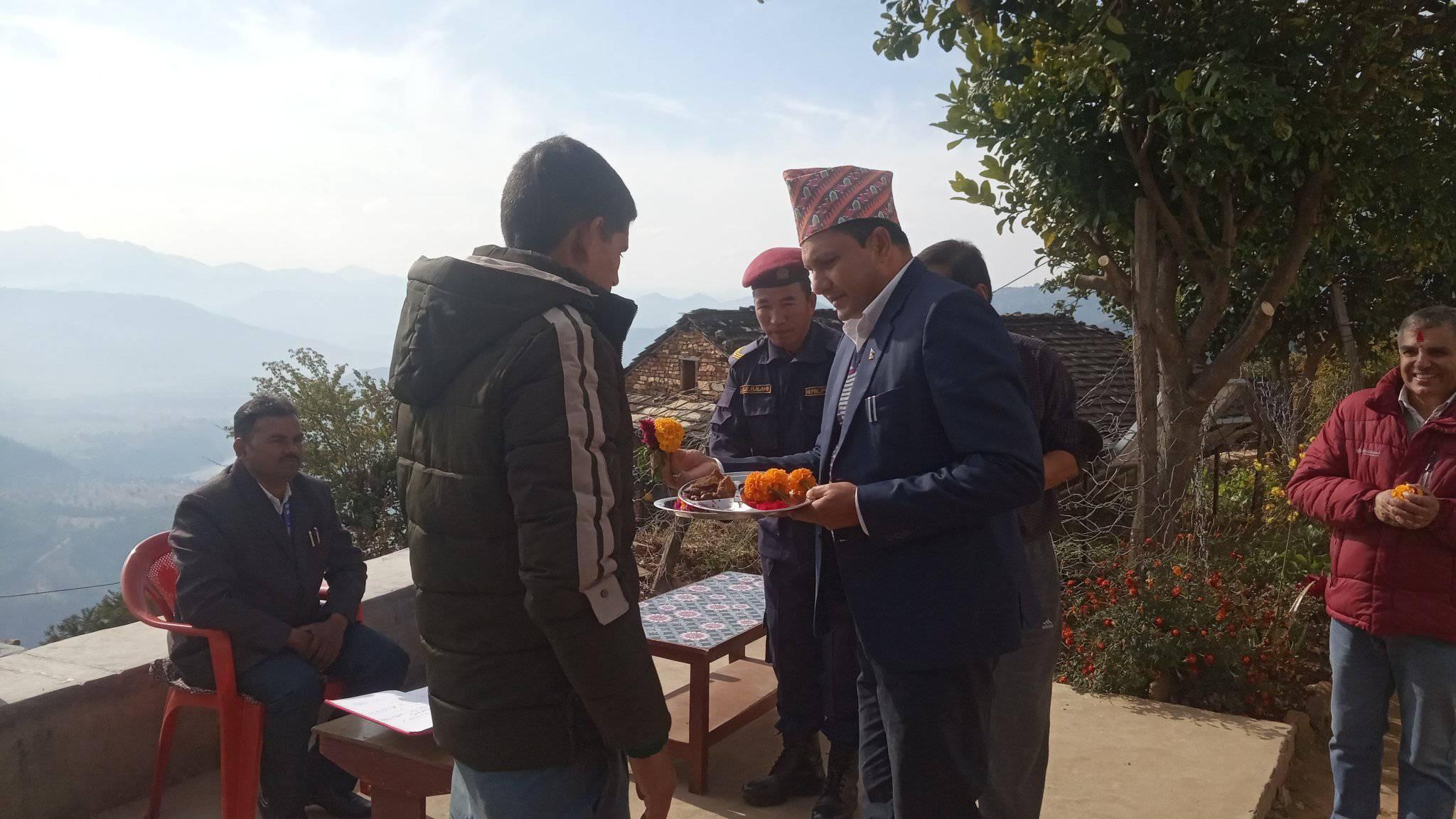 जाजरकोट दरबार धुम्न आउने पर्यटकलाई टिका ,फुलका गुच्छाले स्वागत