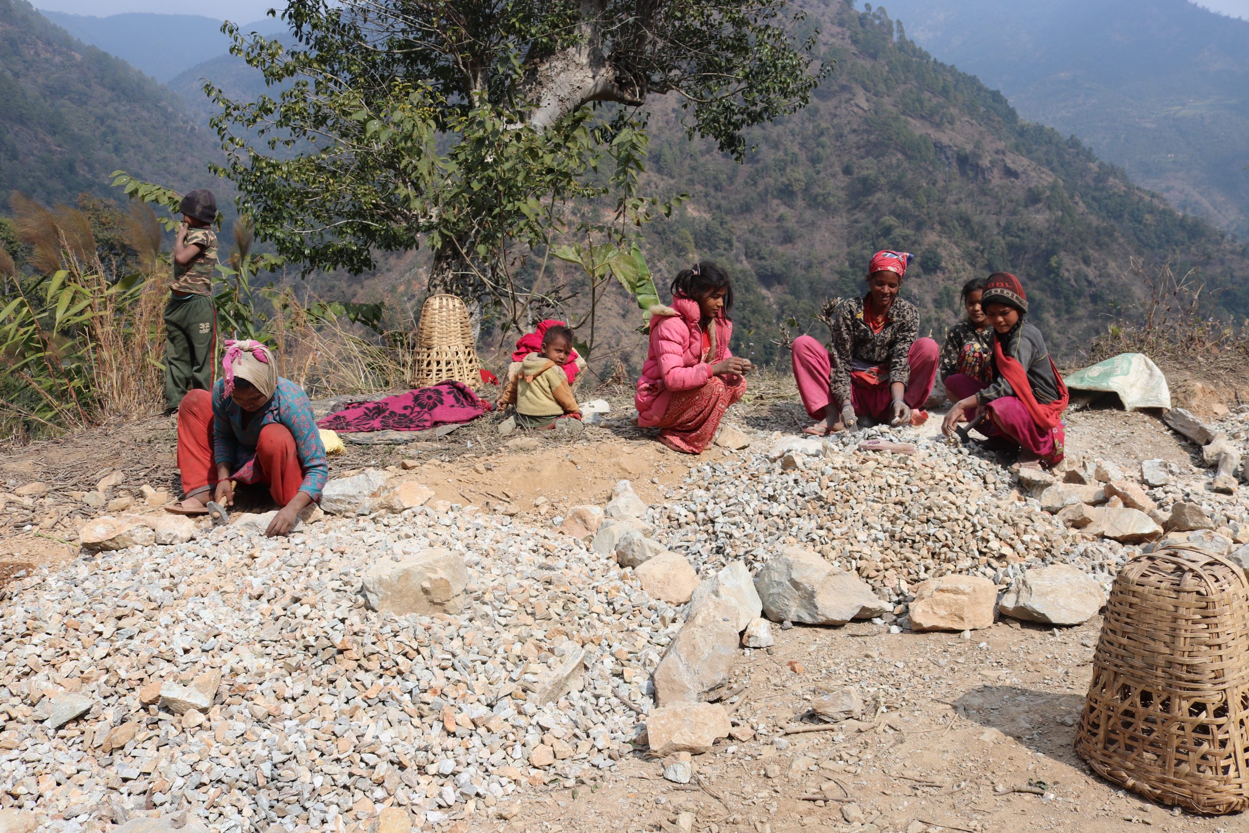 महिनाकी सुत्केरी बच्चा च्यापेर गिट्टी कुट्दै