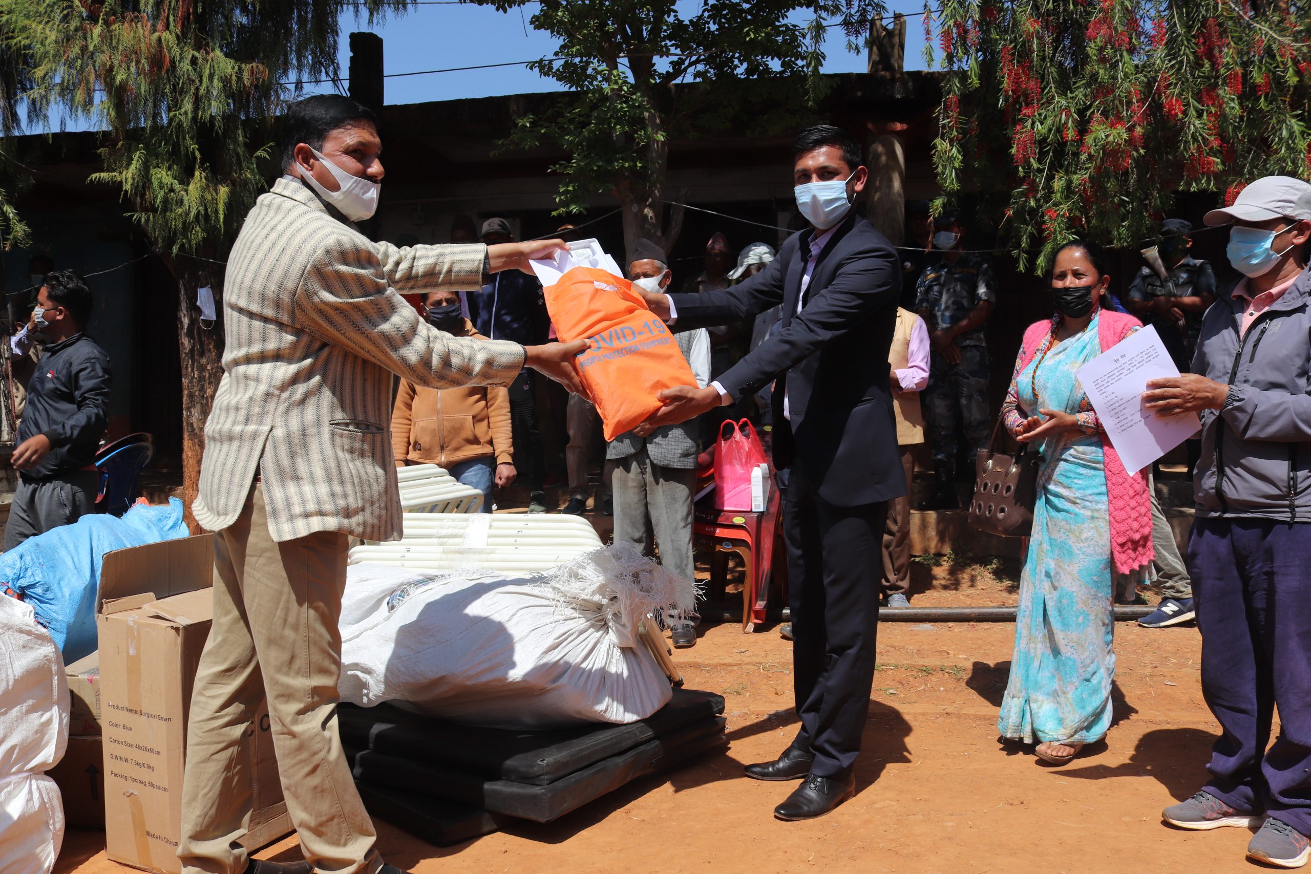 मन्त्री बस्नेतले उपलव्ध गराए जाजरकोटमा स्वास्थ्य सामग्री