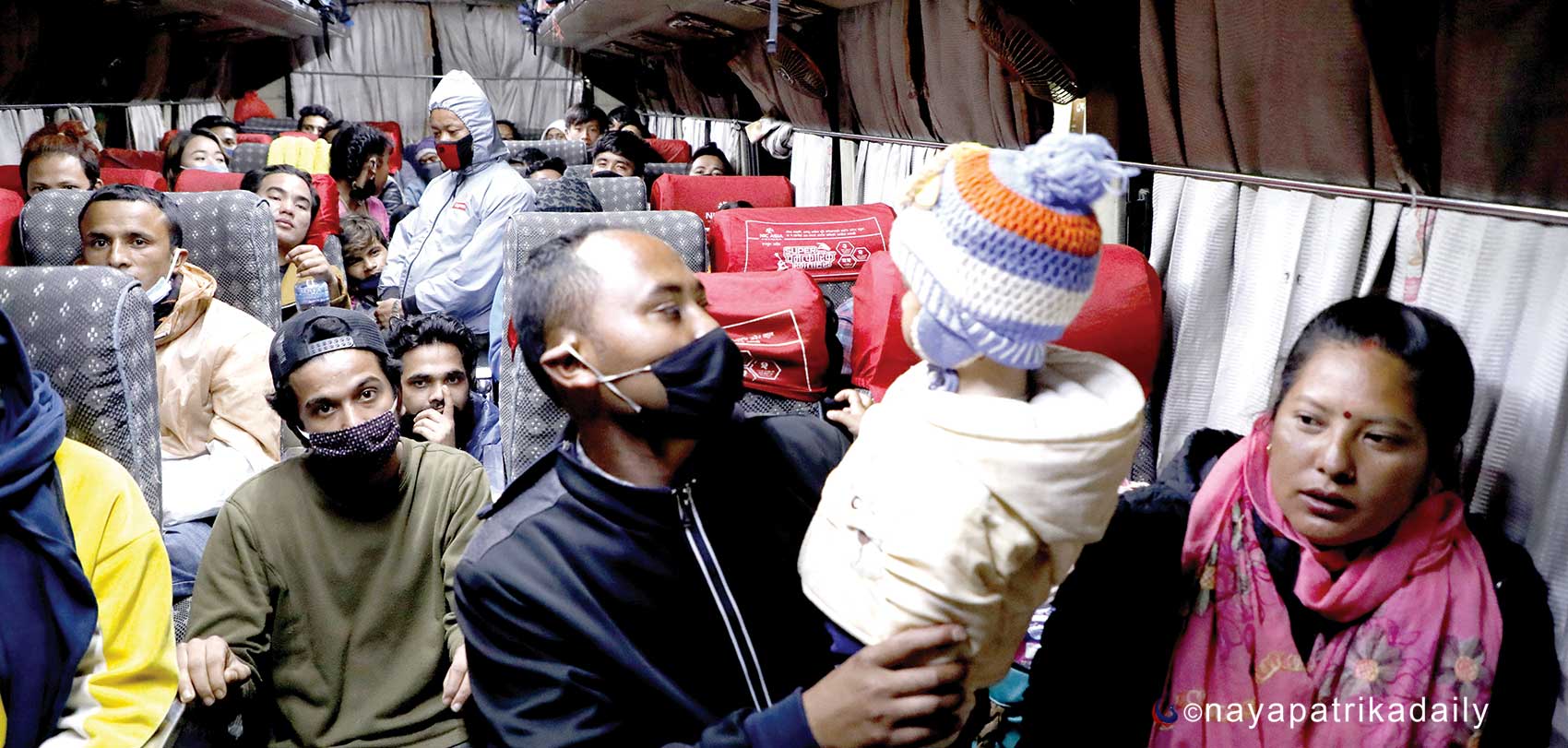 घर जान निस्केकाहरू दुई दिनदेखि बालकुमारीमा गाडीभित्रै अलपत्र