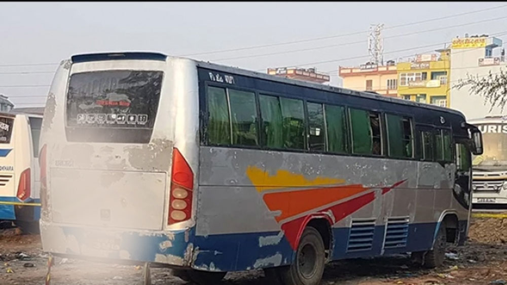 पार्किङ गरेको बसभित्र मध्यरातमा युवायुवती भेटिएपछि।