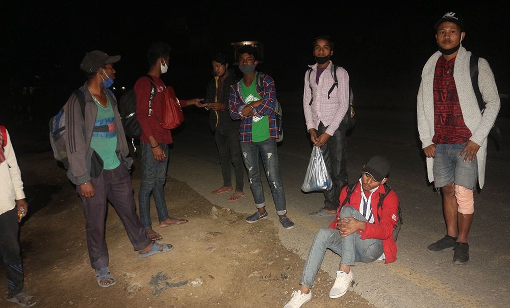 प्रहरी छल्दै रातिराति यात्रा – प्रशासनले कडाइ गरे पनि रोकिएनन् हिँडेरै घर जानेहरू