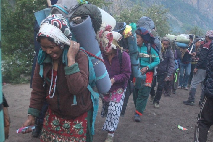 शहर खाली, गाउँमा मान्छेको बाढी छ’