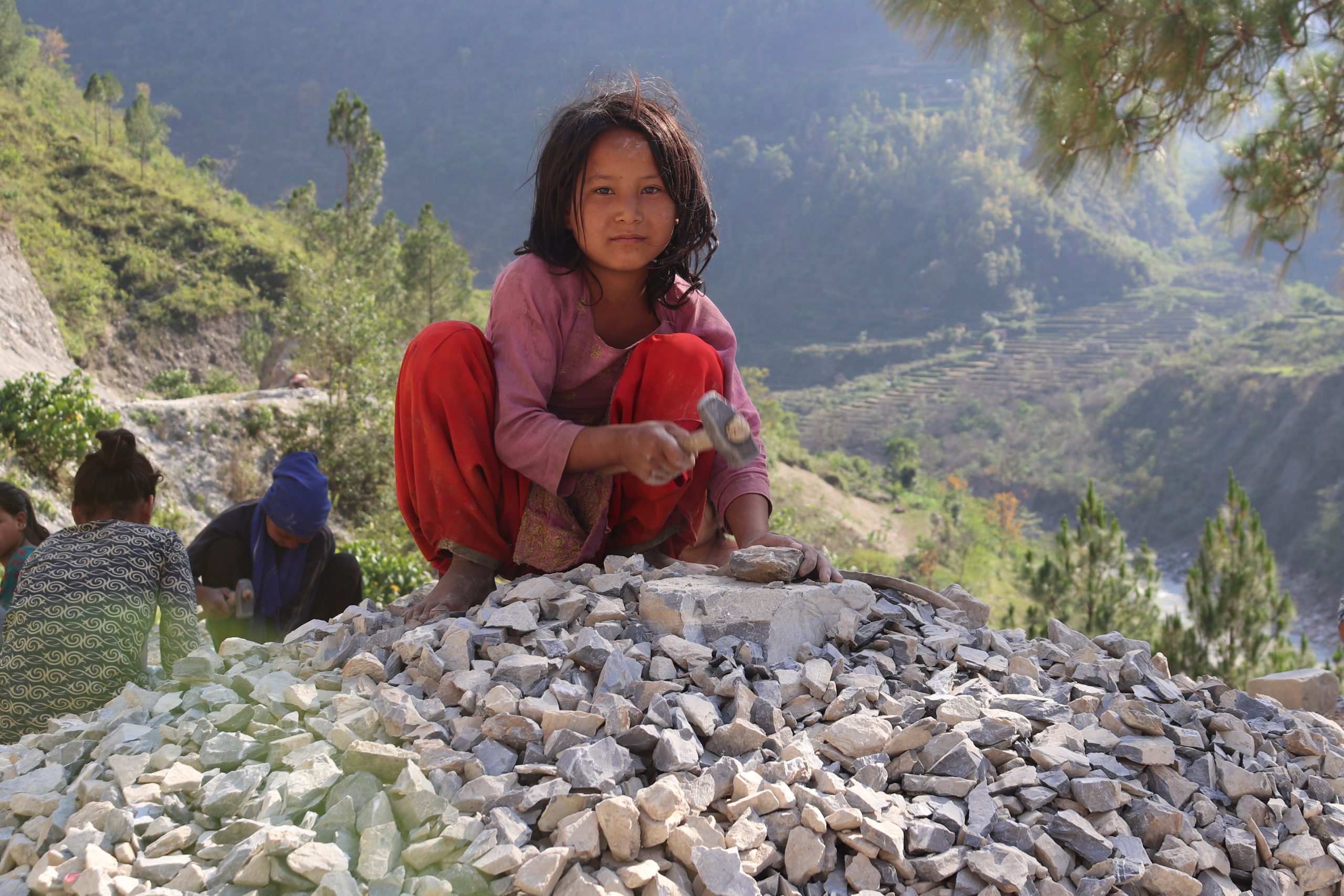 तीन वर्षकै उमेरमा आमाले छाडिन ः हातका ओला फुटेपनि सहेर गिट्टी कुट्दै चेतना