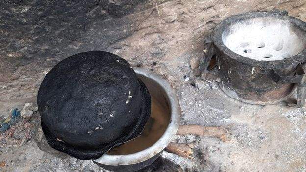 केन्याः गरिबीले थिचिएकी आमाले ढुङ्गा उमालेर बच्चालाई फकाइन्