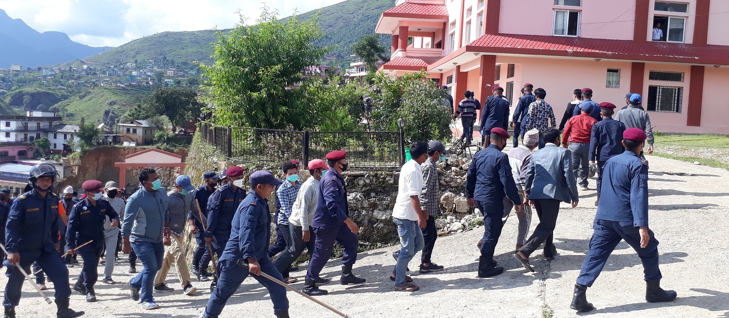 सोती घटना : नदीमा हाम फालेकालाई ढुंगा हानेर मारियकाे प्रहरीकाे निष्कर्ष