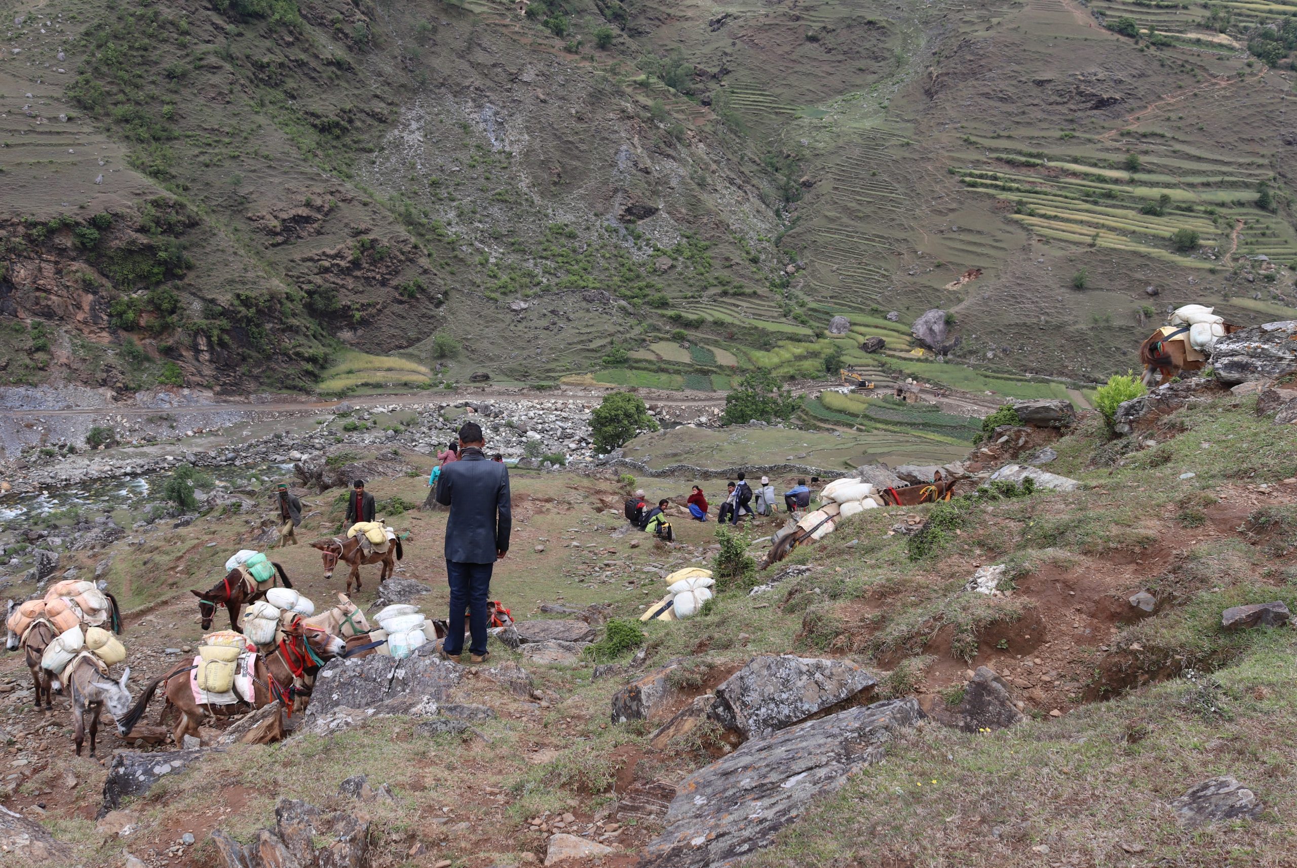 सडकको बेहाल ः गाडी गुडाउने सपना तर खच्चड हिँड्न मुस्किल