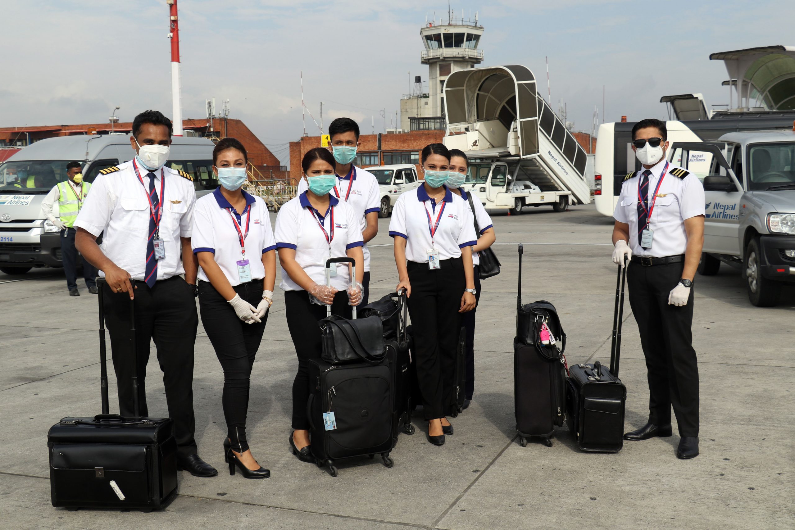 विमान चालकसँग सञ्चारकर्मी