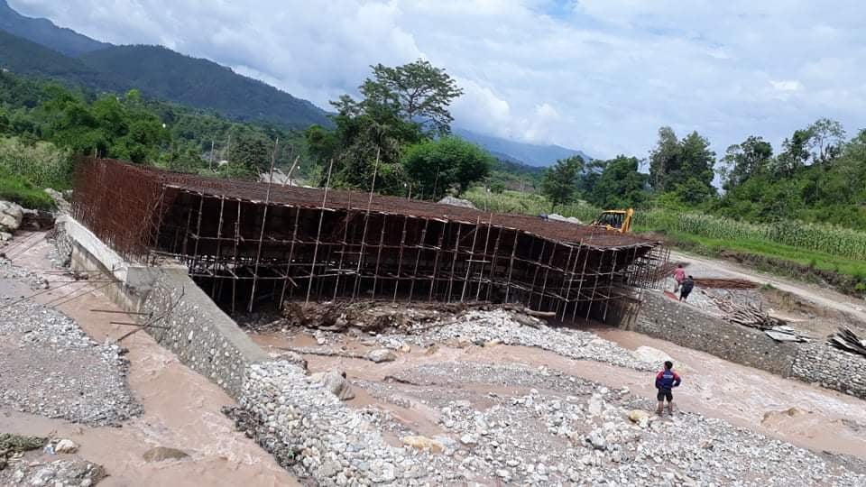 रामपुरमा वर्षाले खोलामा निर्माण हुदै गरेको पुलमा क्षति