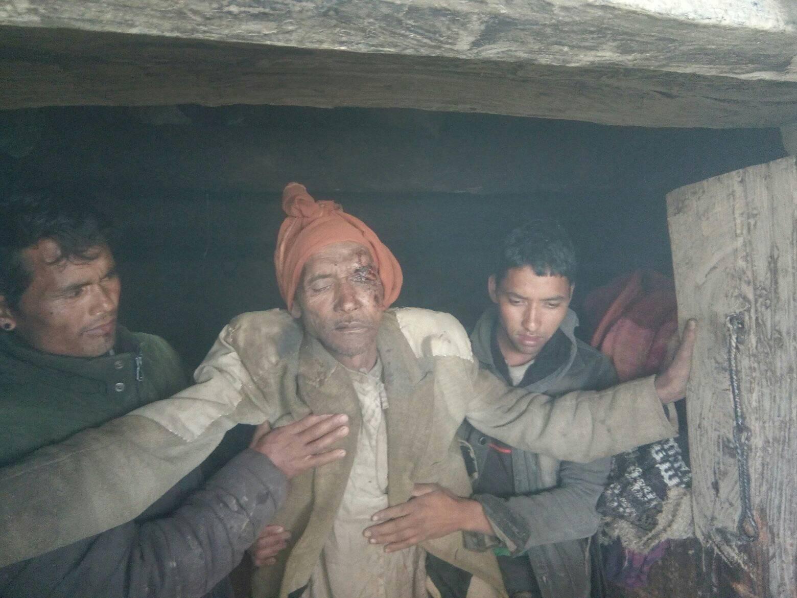 गाउँमै पहिरोले बग्न थालेपछि सर्वसाधारण घर छाडे