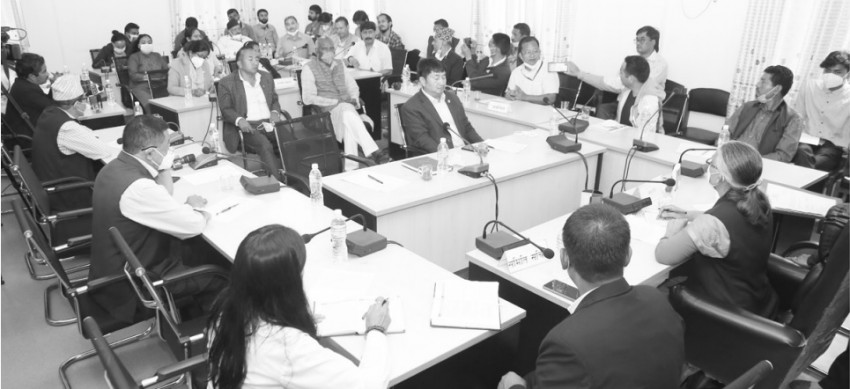 मापदण्ड पूरा गरी ट्याक्सी चलाउन दिन समितिको निर्देशन