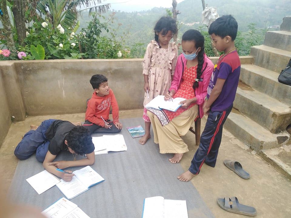 मोबाइलमा रेडियो सुन्दै, अभिभावकको सहयोगमा पढ्दै