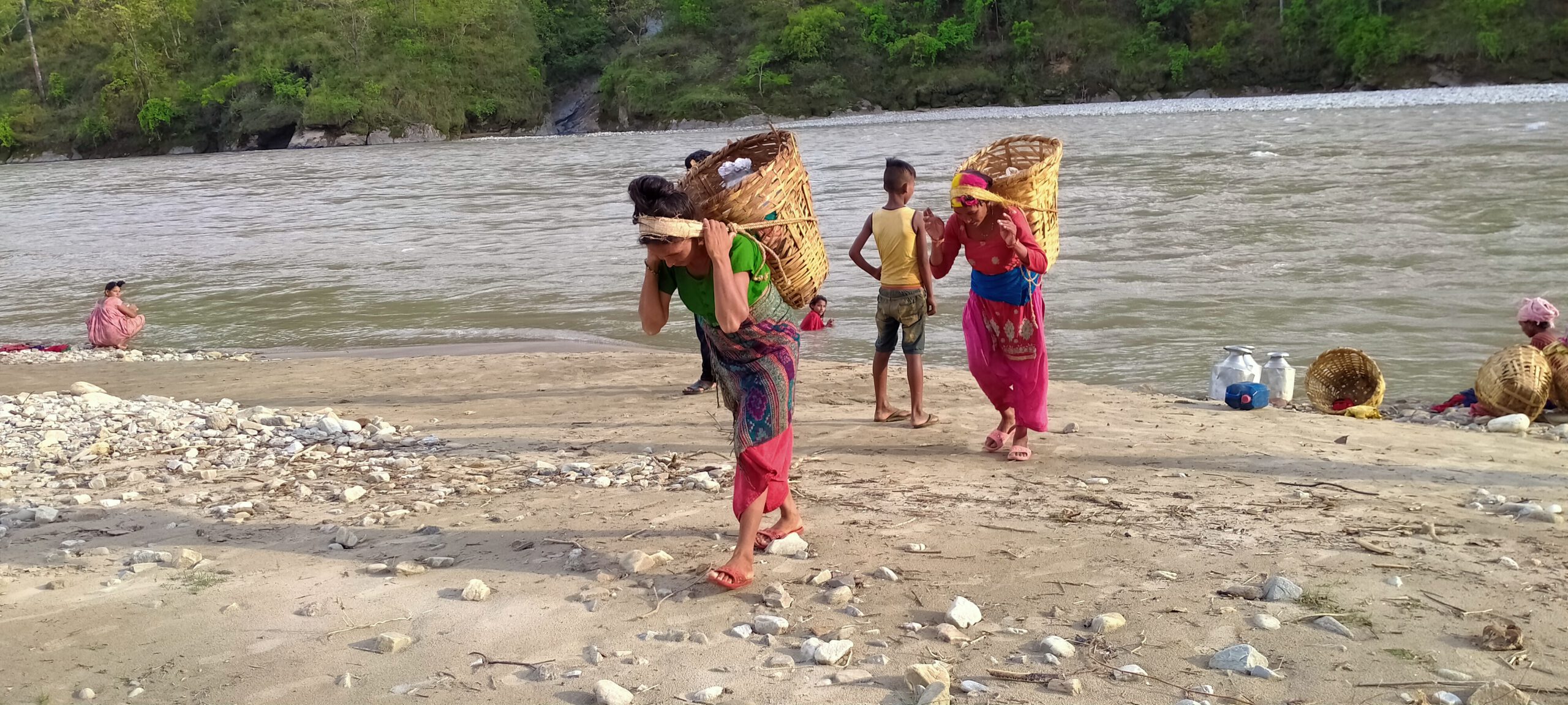 धमिलो खानेपानी लिन पनि डेढ घन्टा पैदल (फोटो फिचर)