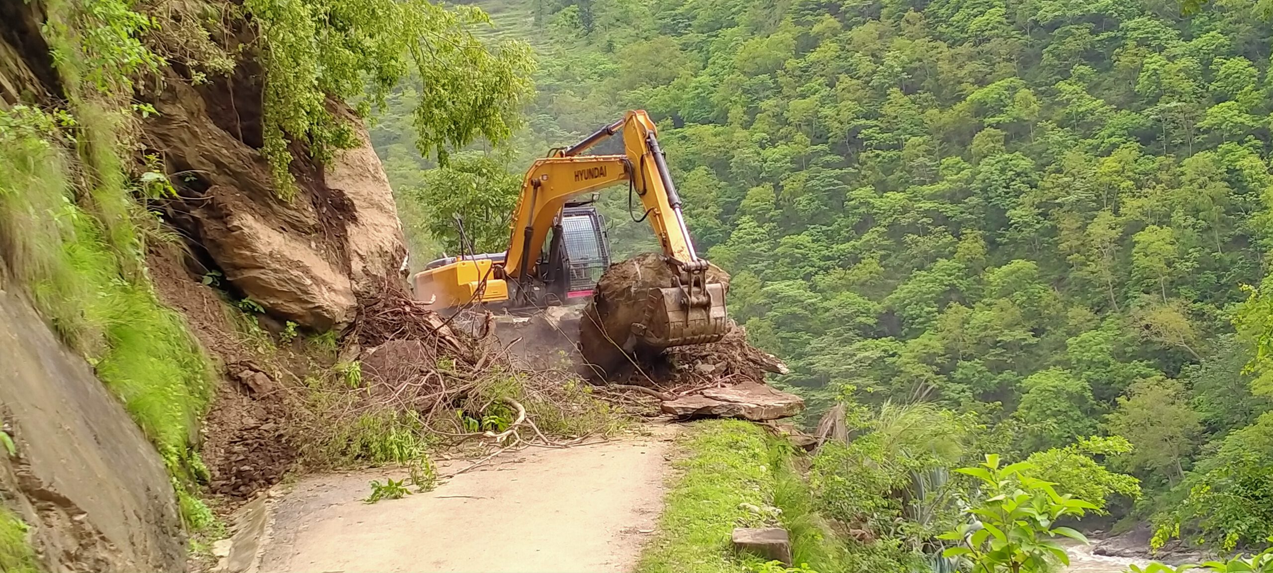 अवरुद्ध भएको सडक खुलाउन डोजरबाट काम हुँदै