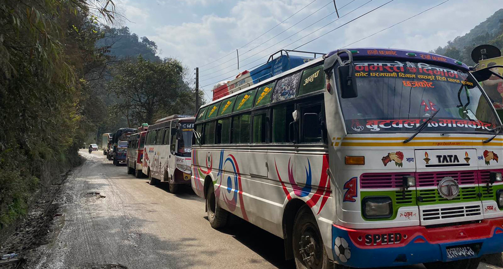 आजबाट भाडाका यात्रुबाहक गाडी चल्ने