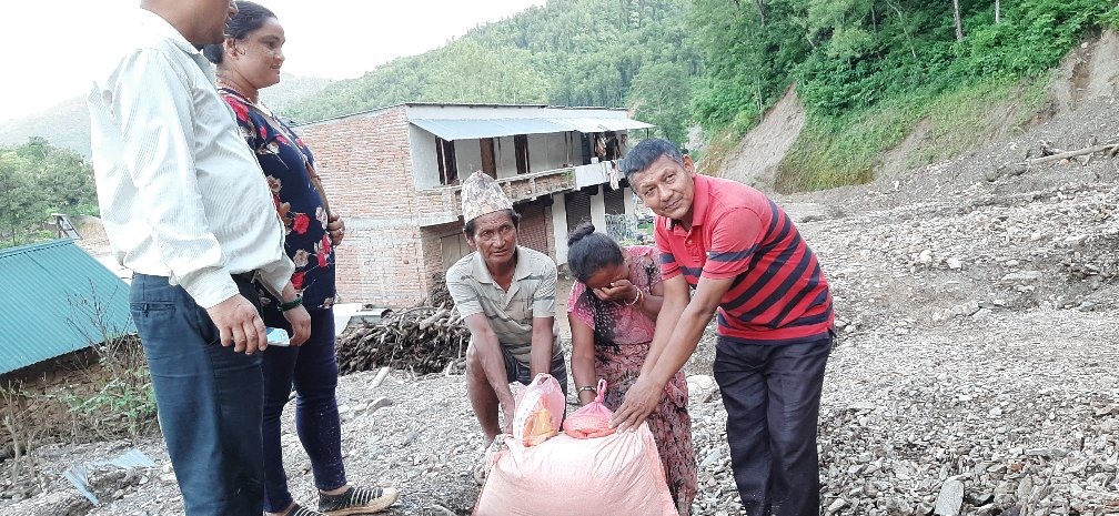 पहिरो पीडितलाई गाँस र बाँसको समस्या