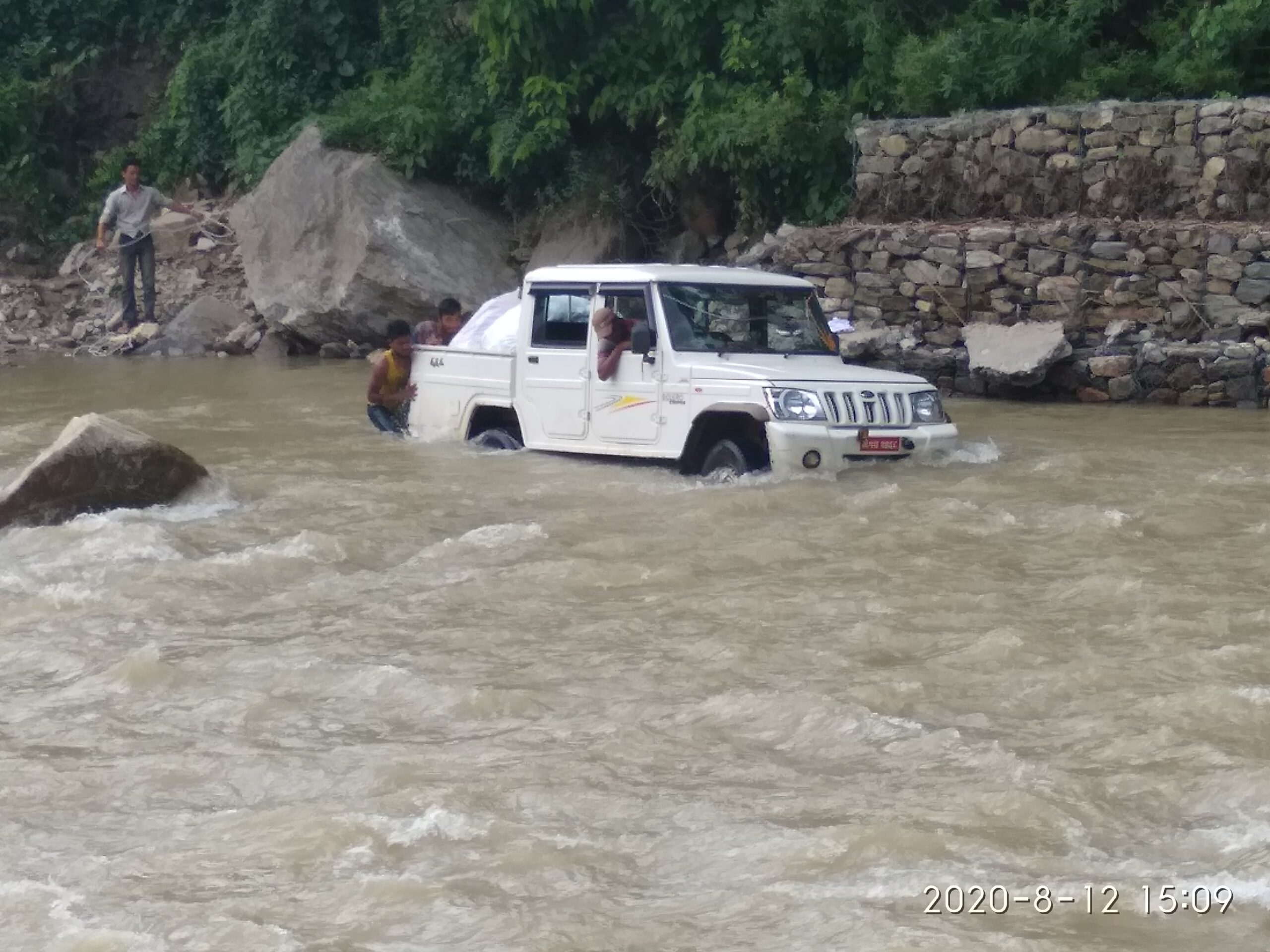 आठ वर्ष सम्म बनेन मोर्कमा पुल ? कजवे भत्किएपछि पानीमा डुव्दै यातायातका साधन  (फोटो फिचर)