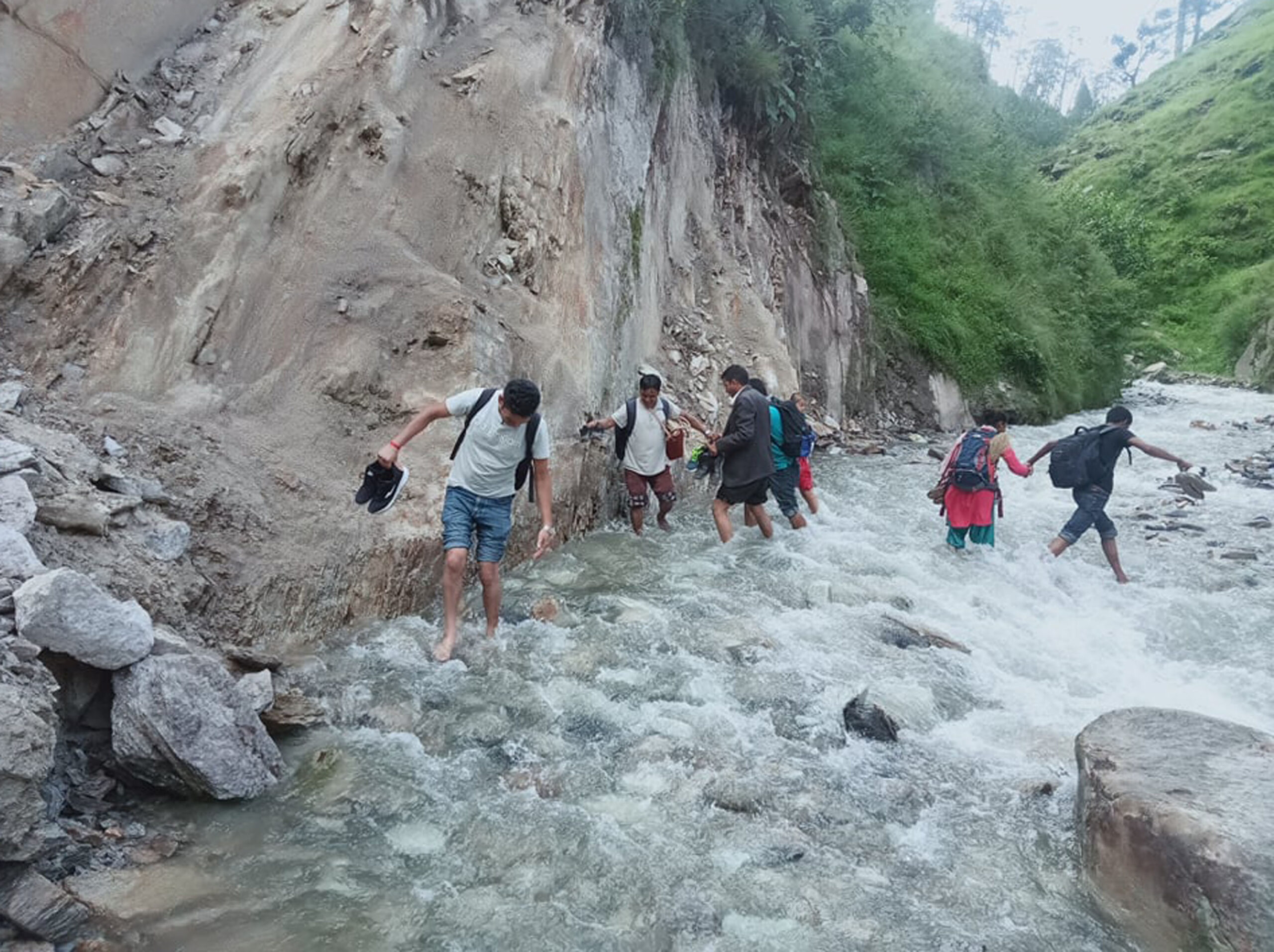 सालिम खोलामा पुल नहुँदा जोखिम मोलेर खोला गर्दै स्थानीय